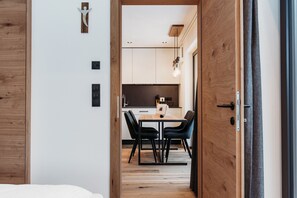 2 bedrooms, in-room safe, travel crib, free WiFi - Modern-traditional apartment with a great view (Albeins)