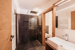 Doccia, asciugacapelli, bidet, asciugamani