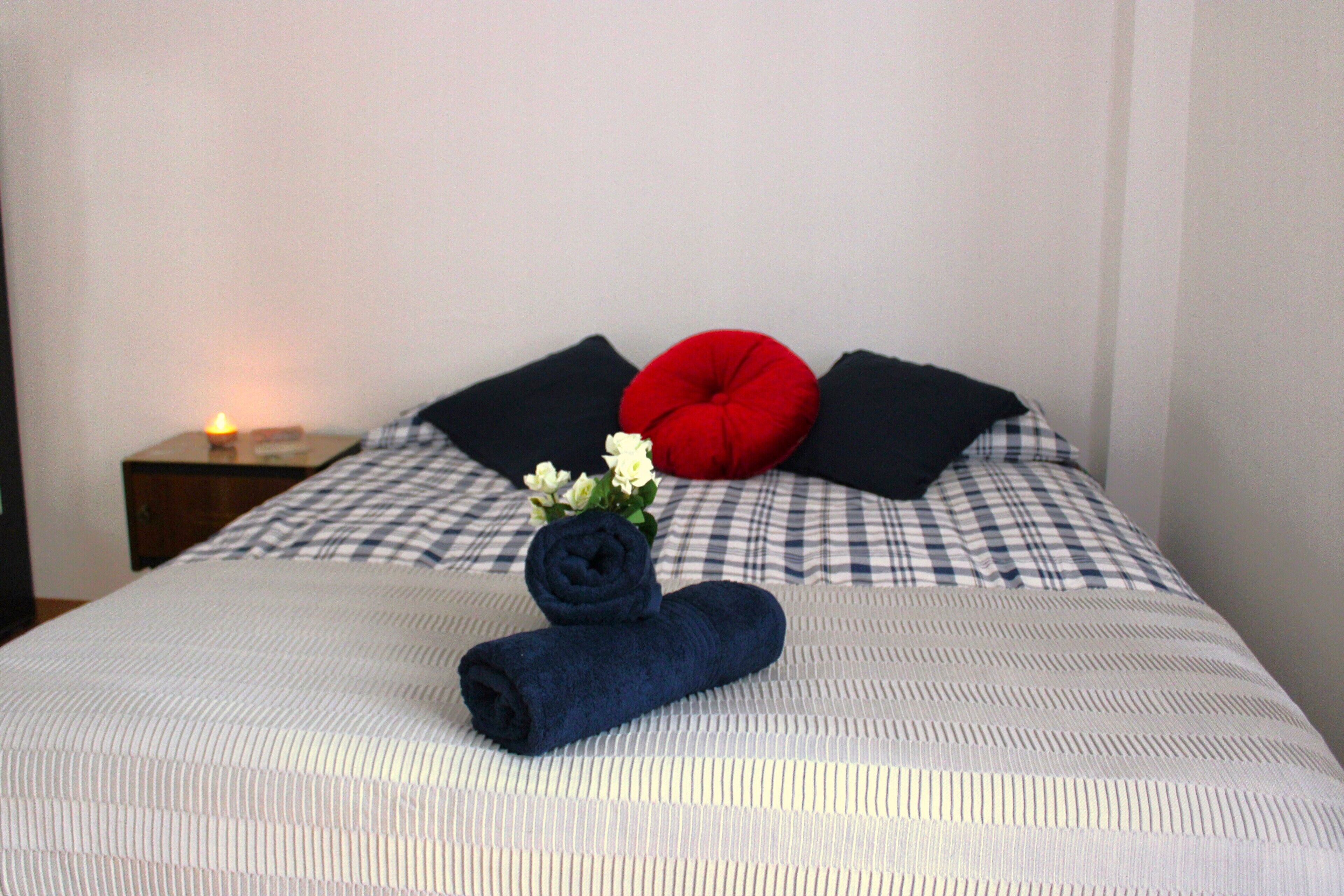 Een bureau, gratis wifi, beddengoed