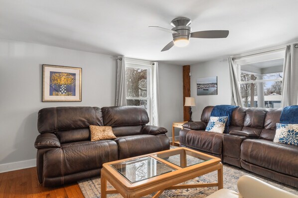 Smart-TV, Kamin, Videospiele, DVD-Player