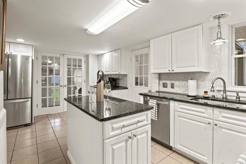 Civil War Era Home, w/ King Bed, Finger Lakes, Hot Tub & GAME ROOM 