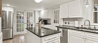 Civil War Era Home, w/ King Bed, Finger Lakes, Hot Tub & GAME ROOM 