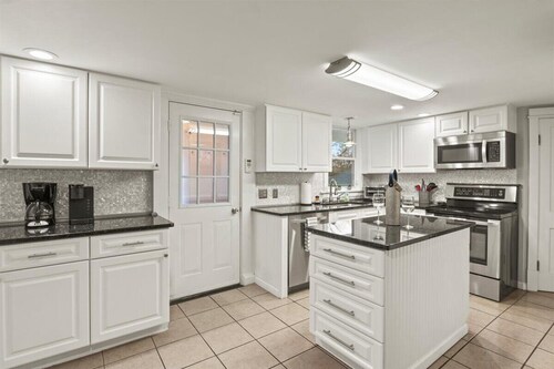 Civil War Era Home, w/King Bed, Near Conesus Lake 1st fl bed rm & Hot Tub