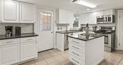 Civil War Era Home, w/King Bed, Near Conesus Lake 1st fl bed rm & Hot Tub