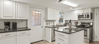 Civil War Era Home, w/King Bed, Near Conesus Lake 1st fl bed rm & Hot Tub