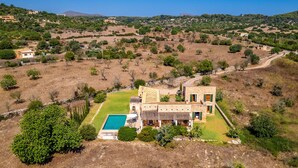 A Mediterranean-style villa with a swimming pool, surrounded by a hilly landscape. - Son Viverassa, Finca 5StarsHome Mallorca (Son Servera)
