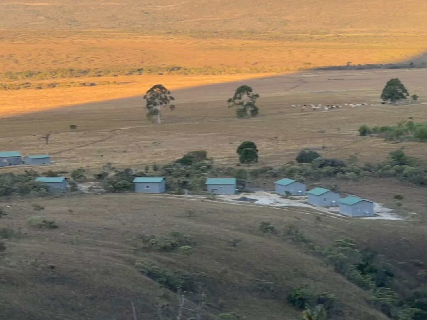 Un paisaje rural con casas dispersas y campos abiertos.