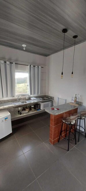 Chalet, 1 King Bed, Mountain View, Ground Floor | Private kitchen - Chalés Recanto da Baleia (Alto Paraíso de Goiás)