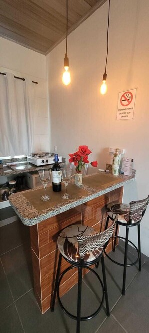 Fridge, oven, blender, cookware/dishes/utensils - Chalés Recanto da Baleia (Alto Paraíso de Goiás)