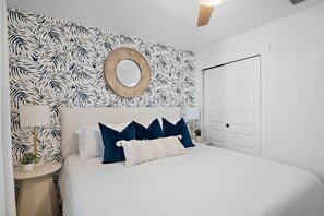 1 habitación, tabla de planchar con plancha y cuna de viaje 