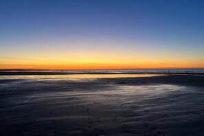 A beach with a clear sky and calm sea. - Apartment in Cabourg near Beaches (Cabourg)