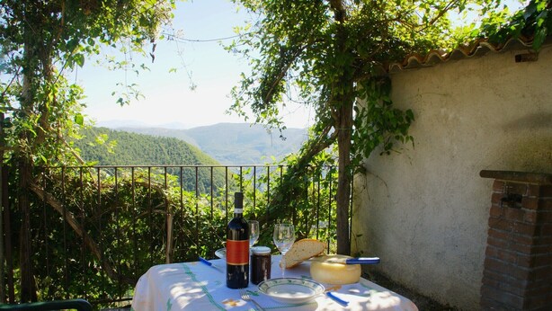 Outdoor dining - Holiday Home in Sellano with Private Pool (Sellano)