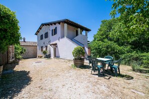 Outdoor dining - Holiday Home in Sellano with Private Pool (Sellano)