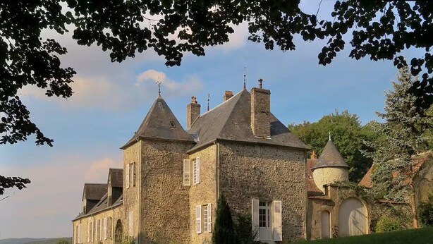 A stone building with a tower, arched windows, and a dome. - Cosy Castle with Pool in Onlay (Onlay)