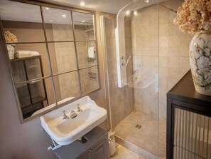 Combined shower/bathtub - Cosy Castle with Pool in Onlay (Onlay)