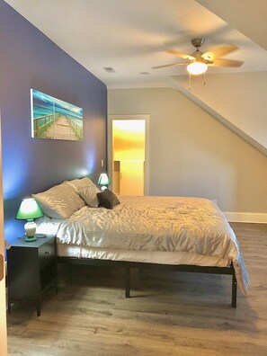 2 Schlafzimmer, Schreibtisch, Bügeleisen/Bügelbrett, Reisekinderbett
