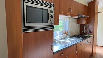 Een koelkast, een kookplaat, een vaatwasser