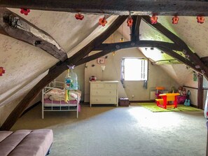 Children's area - Delightful holiday home with a large private swimming pool, perfect for families (Cérilly)