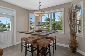 Dining - Newly Listed, Sleeps 12, On River W. Kayaks included, Boat Dock , Gulf Access (Spring Hill)