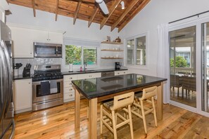 Refrigerador con freezer, microondas, horno, placa de cocina