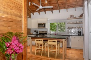 Refrigerador con freezer, microondas, horno, placa de cocina