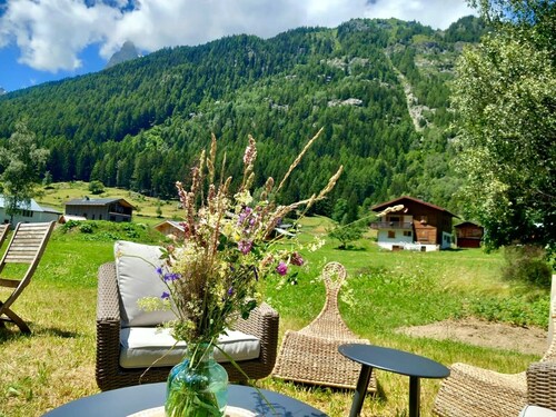 Authentic stone and larch chalet / 350 m from the gondola 8/9 persons 90 m² / 430 sq. ft.
