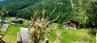 Authentic stone and larch chalet / 350 m from the gondola 8/9 persons 90 m² / 430 sq. ft.