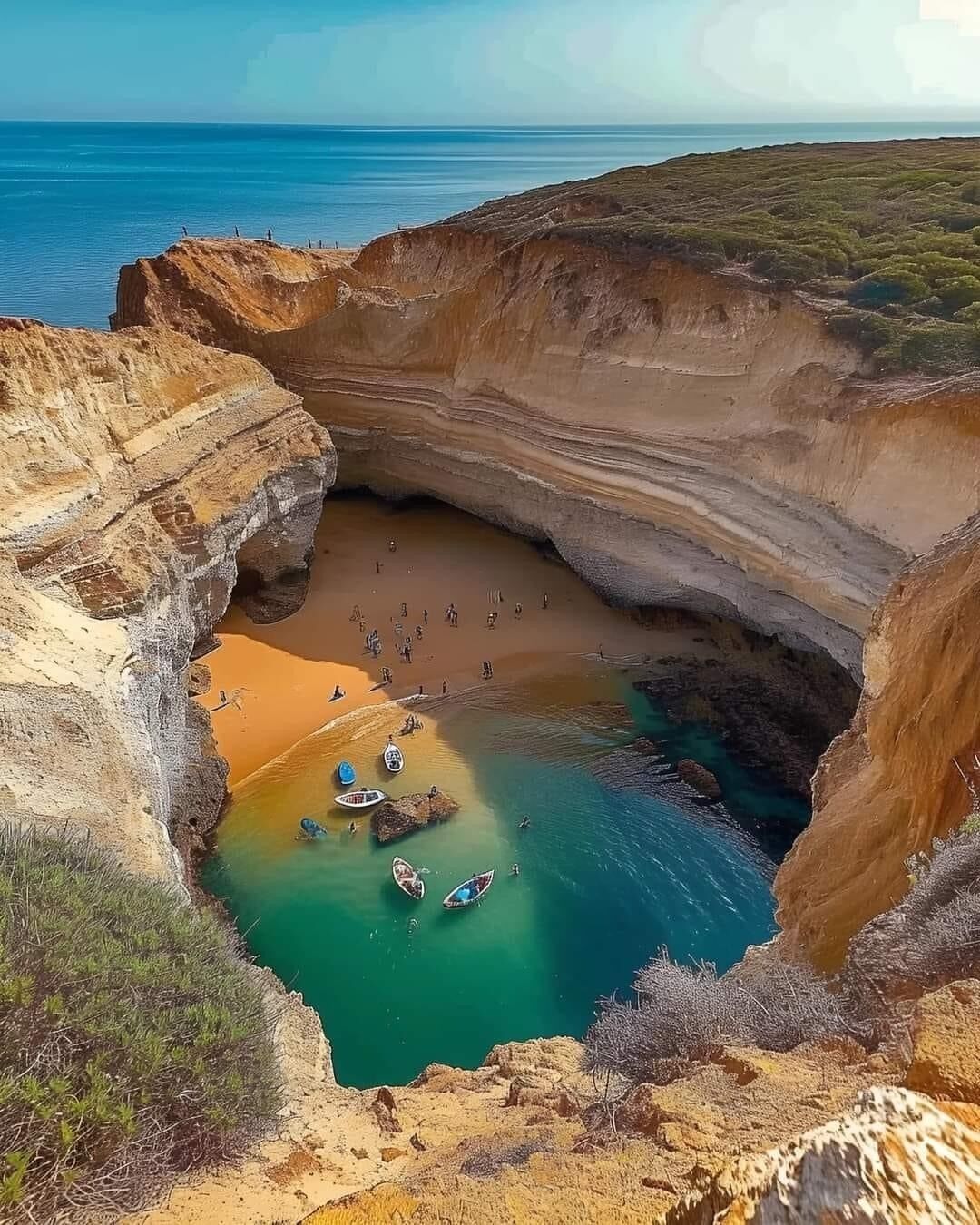 Playa en los alrededores y camastros 