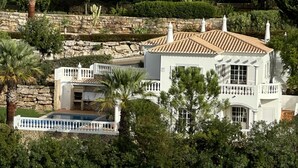 A large house with a tiled roof, a swimming pool, and a stone wall. - Stunning views, private position - 5 mins to beach!  Heated pool option & Aircon (Budens)