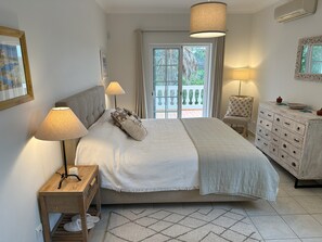 3 bedrooms, iron/ironing board, travel cot, free WiFi - Stunning views, private position - 5 mins to beach!  Heated pool option & Aircon (Budens)