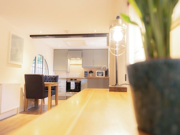 Diskmaskin, barnstol och grytor/köksredskap