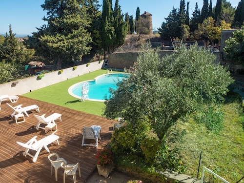 Ferienhaus in Montbrun mit Pool & Weinbergen