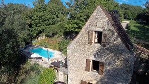 A stone house with a swimming pool and outdoor seating. - Lovely Périgord holiday home in private forest (Besse)