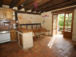 Fridge, microwave, oven, stovetop - Lovely Périgord holiday home in private forest (Besse)
