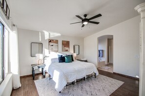 4 bedrooms, WiFi - Glendale Getaway- Walking distance to the Stadium (Glendale)