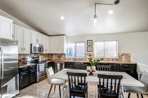 ثلاجة، ميكروويف، فرن، موقد طهي مسطح