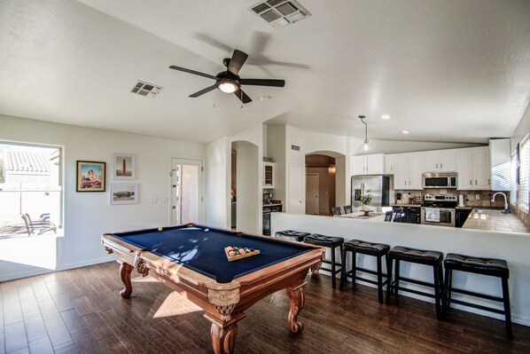 Games room - Glendale Getaway- Walking distance to the Stadium (Glendale)