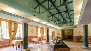 Un'ampia hall con soffitti alti, un camino centrale e diverse zone relax.