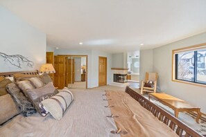 Desk, iron/ironing board, WiFi, bed sheets