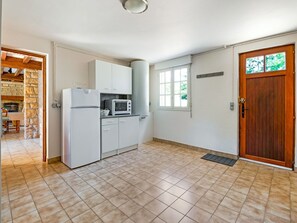 Een microgolfoven, een oven, een vaatwasser