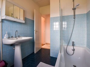 Combined shower/tub
