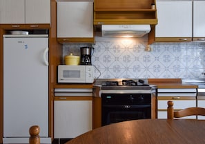 Een koelkast, een magnetron, een oven, een kookplaat