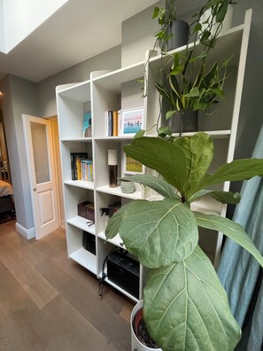 Interior - Beautiful 1BD Flat-5 min walk to Victoria Station! (London)