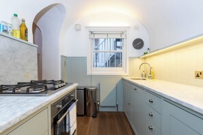 Fridge, microwave, oven, dishwasher - Beautiful 1BD Flat-5 min walk to Victoria Station! (London)