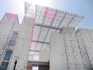 Ein Gebäude mit einer geometrischen Fassade und einem großen, offenen Atrium.