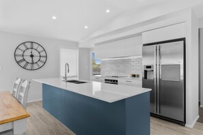 Fridge, microwave, dishwasher, toaster - Whai Awa Retreat - Mangawhai Holiday Home (Mangawhai)