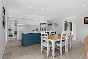 Dining - Whai Awa Retreat - Mangawhai Holiday Home (Mangawhai)