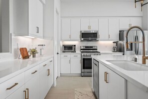 Kühlschrank, Mikrowelle, Ofen, Herdplatte