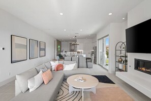 Smart-TV, Kamin, Videospiele, Tischtennisplatte