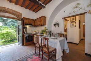 Jääkaappi, uuni, liesi, kahvin-/teenkeitin